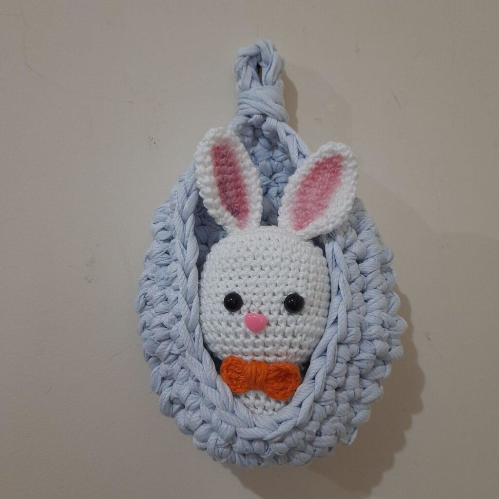Cesto com Coelhinho em Amigurumi