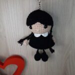 Chaveiro Vandinha em Amigurumi - Imagem 4