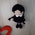 Chaveiro Vandinha em Amigurumi - Imagem 3