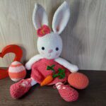 Coelhinha de Vestido em Amigurumi - Imagem 3
