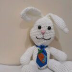 Coelho de Gravata em Amigurumi - Imagem 1