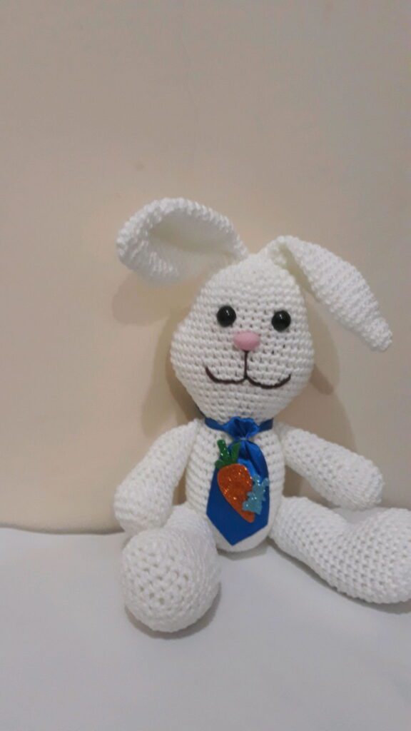Coelho de Gravata em Amigurumi