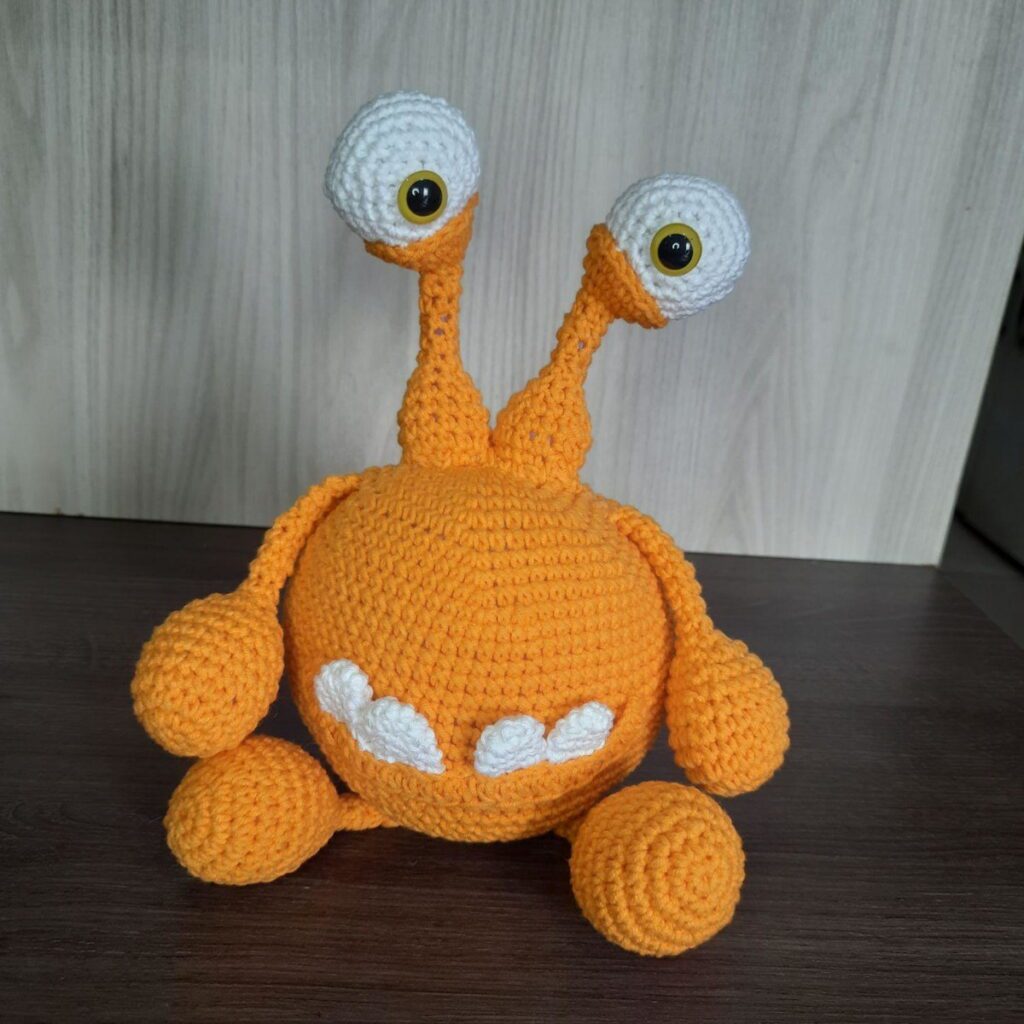 Monstrinho Amarelo em Amigurumi.
