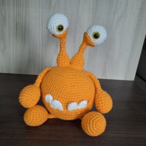 Monstrinho Amarelo em Amigurumi.