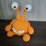 Monstrinho Amarelo em Amigurumi. - Imagem 3