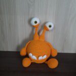 Monstrinho Amarelo em Amigurumi. - Imagem 4