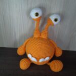 Monstrinho Amarelo em Amigurumi. - Imagem 5