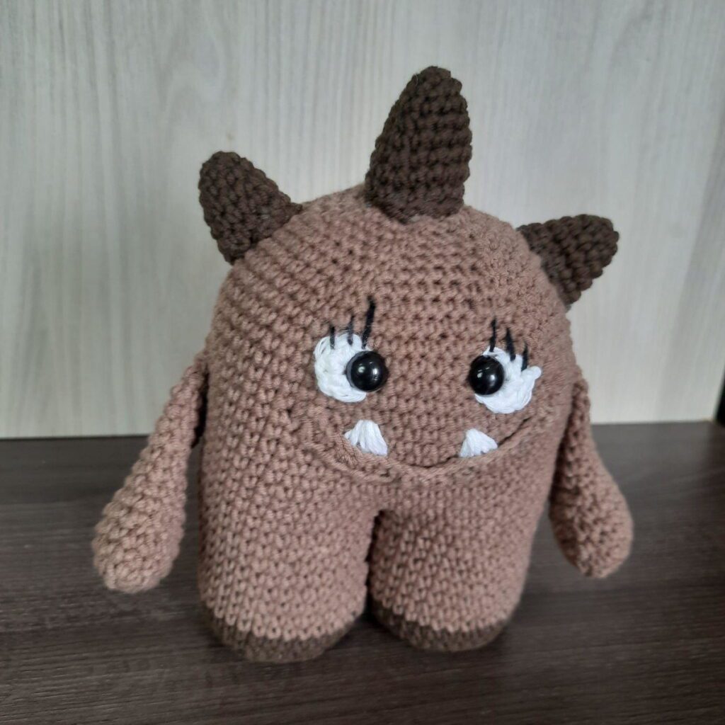 Monstrinho Marron em Amigurumi.