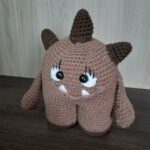 Monstrinho Marron em Amigurumi. - Imagem 2