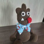 Monstrinho Marron em Amigurumi. - Imagem 4