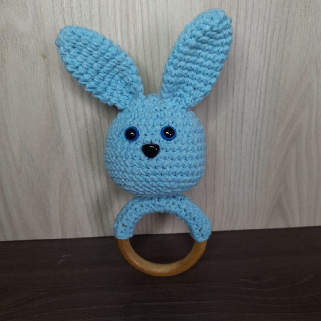 Chocalho de Coelhinho em Amigurumi