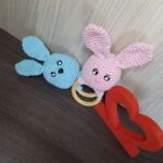 Chocalho de Coelhinho em Amigurumi - Imagem 4
