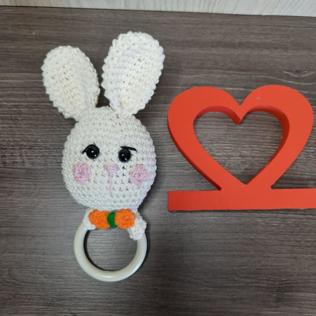 Chocalho de Coelhinho em Amigurumi