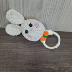 Chocalho de Coelhinho em Amigurumi - Imagem 5