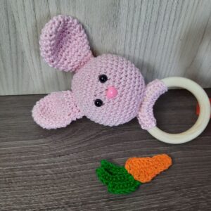 Chocalho de Coelhinho Rosa em Amigurumi