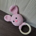 Chocalho de Coelhinho Rosa em Amigurumi - Imagem 5