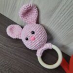 Chocalho de Coelhinho Rosa em Amigurumi - Imagem 4