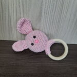 Chocalho de Coelhinho Rosa em Amigurumi - Imagem 2