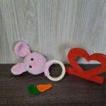 Chocalho de Coelhinho Rosa em Amigurumi - Imagem 3