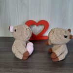Casal de Capivaras Apaixonadas em Amigurumi - Imagem 1