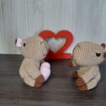 Casal de Capivaras Apaixonadas em Amigurumi - Imagem 2