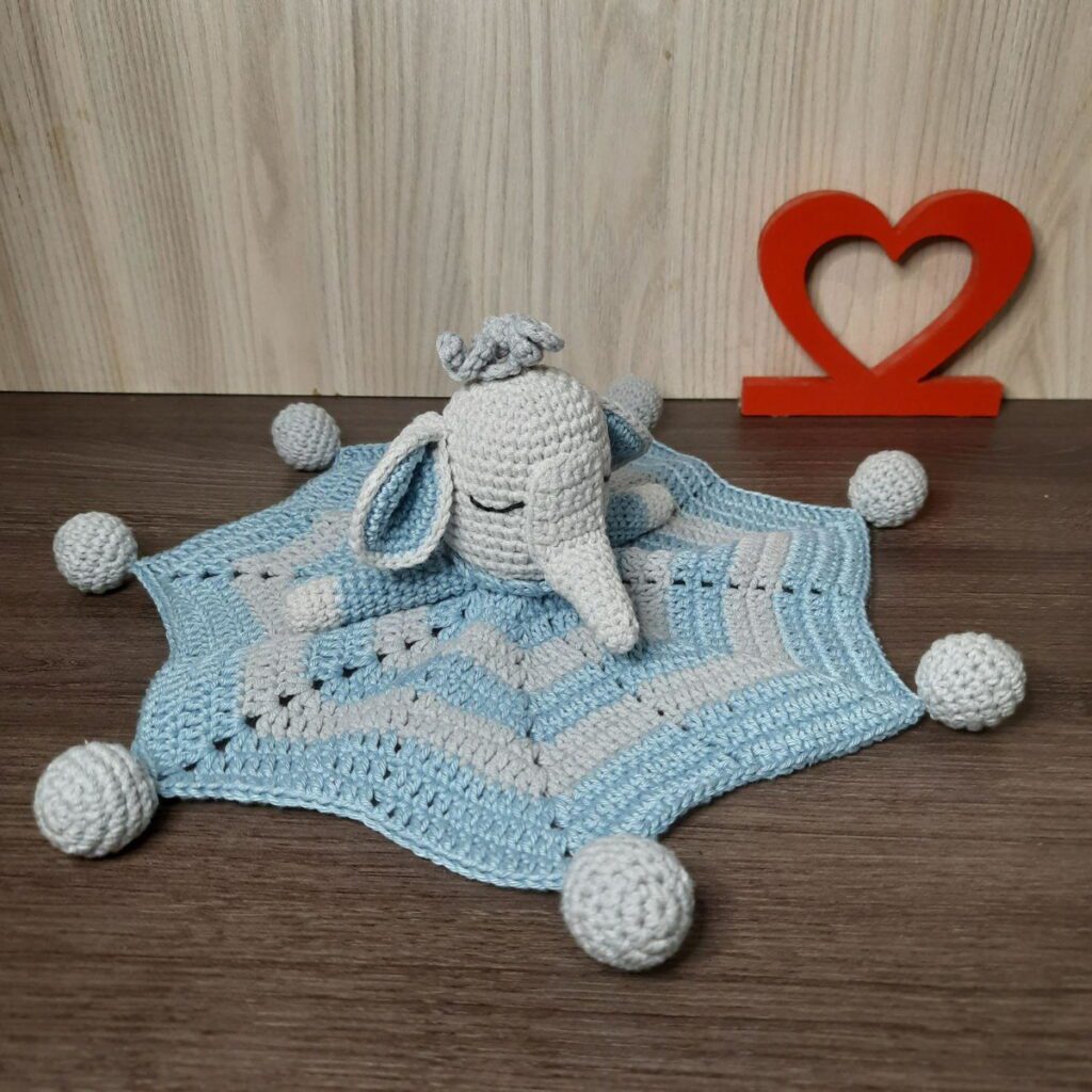 Naninha de Elefantinho em Amigurumi.