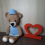 Urso de Jardineira em Amigurumi. - Imagem 3