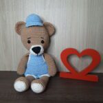 Urso de Jardineira em Amigurumi. - Imagem 4