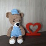 Urso de Jardineira em Amigurumi. - Imagem 2
