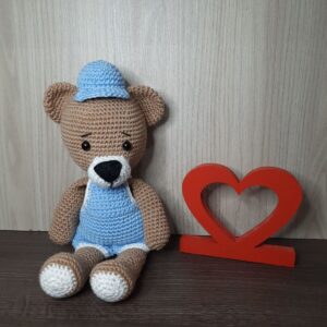 Urso de Jardineira em Amigurumi.