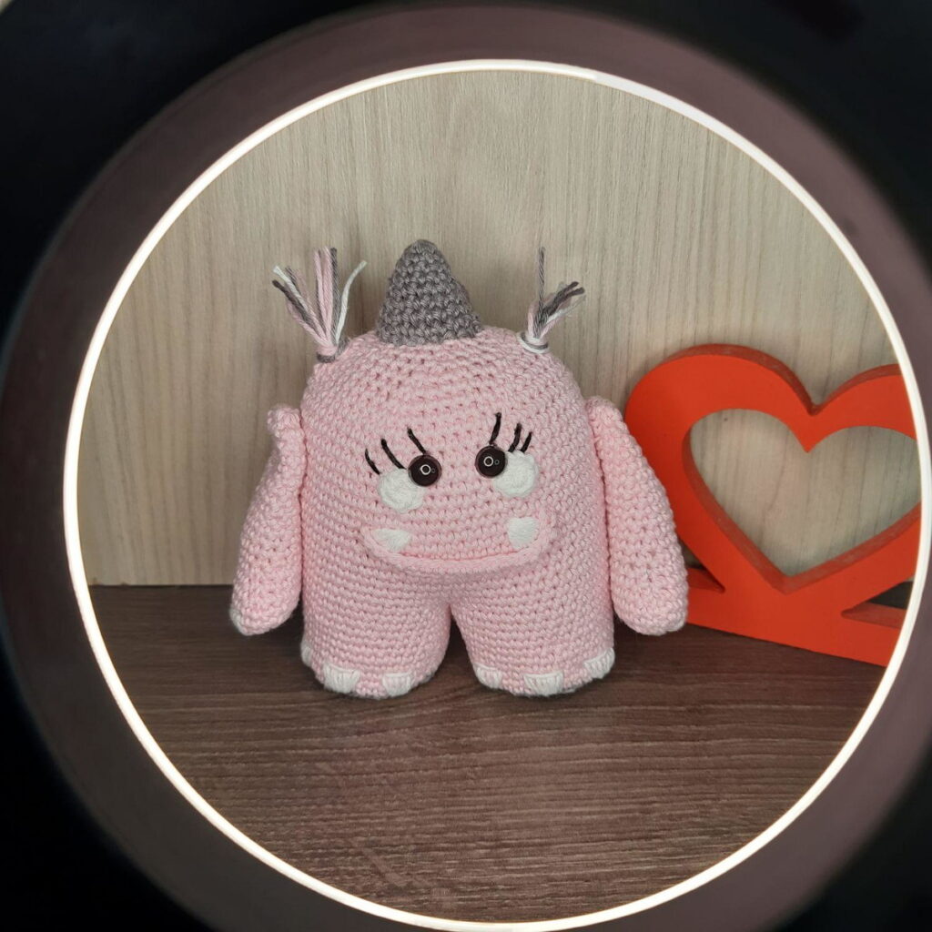 Monstrinha Rosa em Amigurumi.