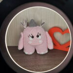 Monstrinha Rosa em Amigurumi. - Imagem 5