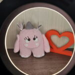 Monstrinha Rosa em Amigurumi. - Imagem 2