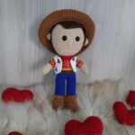 Xerife Woody Pride em Amigurumi - Imagem 4