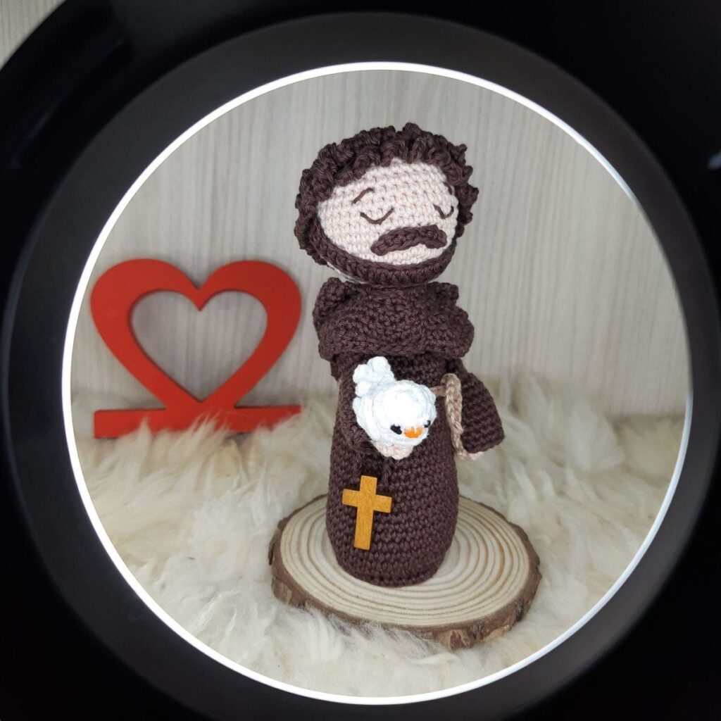 São Francisco de Assis em Amigurumi.