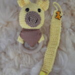 Kit Chocalho e Prendedor de Chupeta em Amigurumi - Imagem 2
