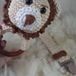 Kit Chocalho e Prendedor de Chupeta em Amigurumi - Imagem 2