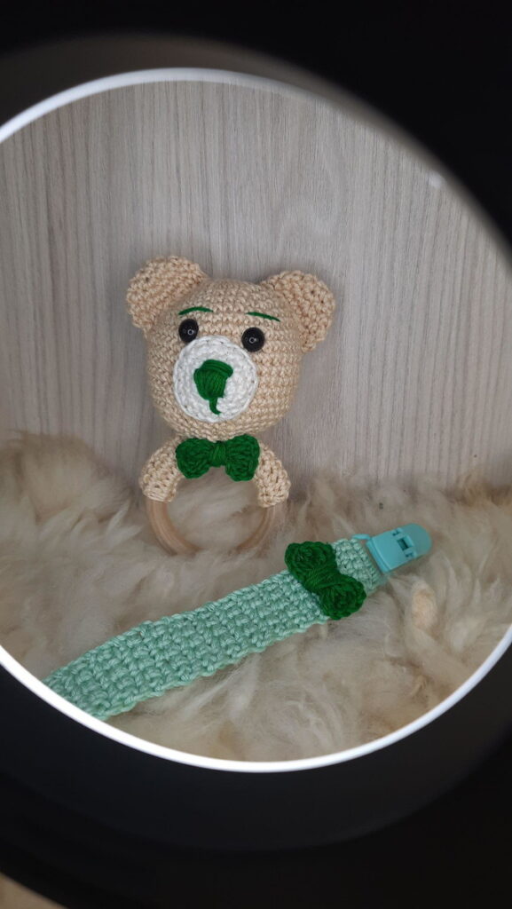 Kit Chocalho e Prendedor de Chupeta em Amigurumi