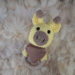 Kit Chocalho e Prendedor de Chupeta em Amigurumi - Imagem 3