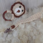 Kit Chocalho e Prendedor de Chupeta em Amigurumi - Imagem 5