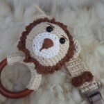 Kit Chocalho e Prendedor de Chupeta em Amigurumi - Imagem 4