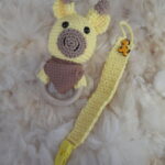 Kit Chocalho e Prendedor de Chupeta em Amigurumi - Imagem 4
