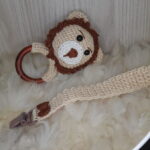 Kit Chocalho e Prendedor de Chupeta em Amigurumi - Imagem 3