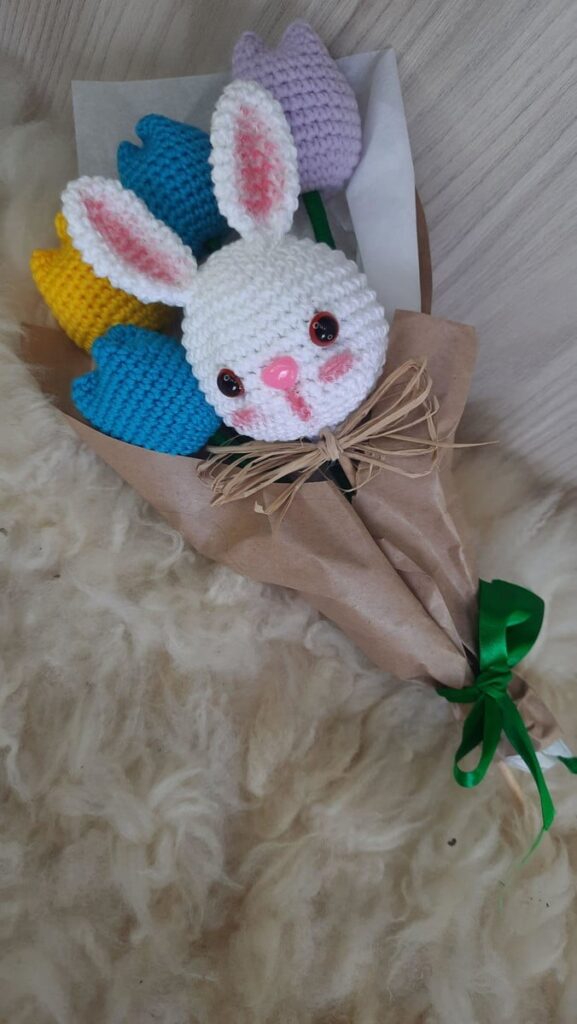 Buquê de Tulipas e Coelhinho.