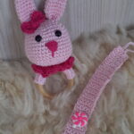 Kit Chocalho e Prendedor de Chupeta de Coelhinha - Imagem 5