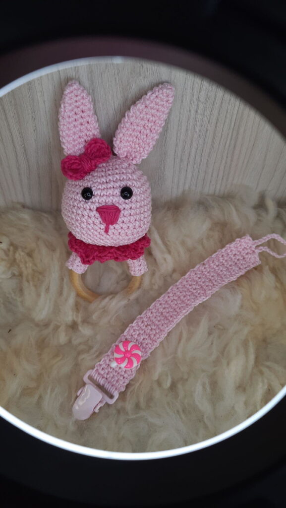 Kit Chocalho e Prendedor de Chupeta de Coelhinha