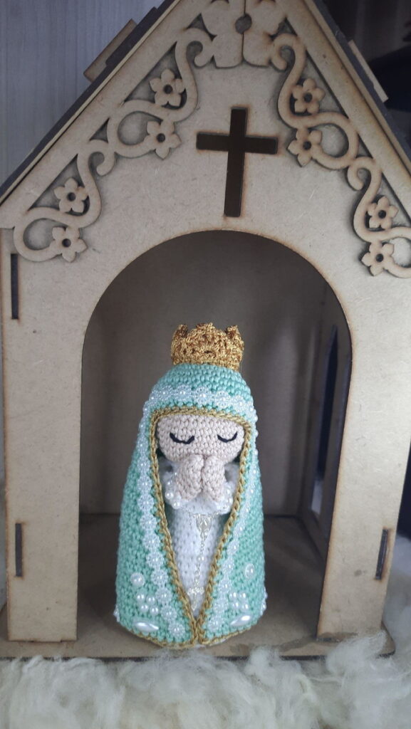 Santinha em Amigurumi