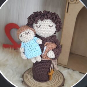 Santo Antônio em Amigurumi.