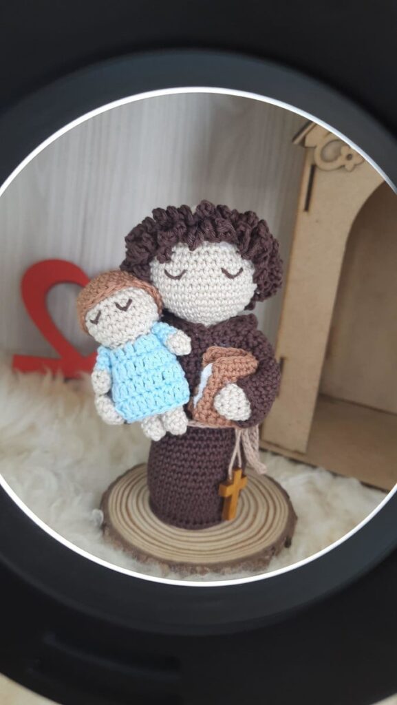 Santo Antônio em Amigurumi.