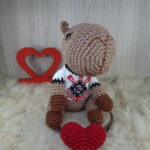 Capivara Torcedora em Amigurumi. - Imagem 3